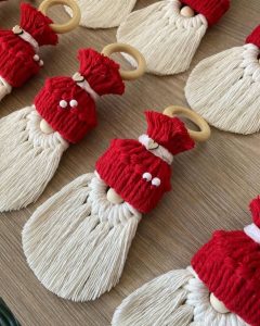Foi dada a largada para a época mais linda do ano! 🌟🎄_Os queridos Porta-Guardanapos já estão sendo produzidos para embelezar sua ceia_ _#macrame #livresmacrame #natal
